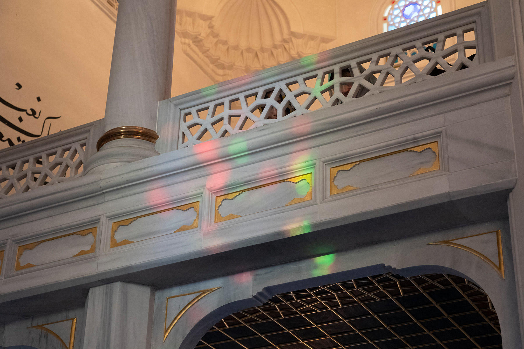 ステンドグラスが虹色に反射する