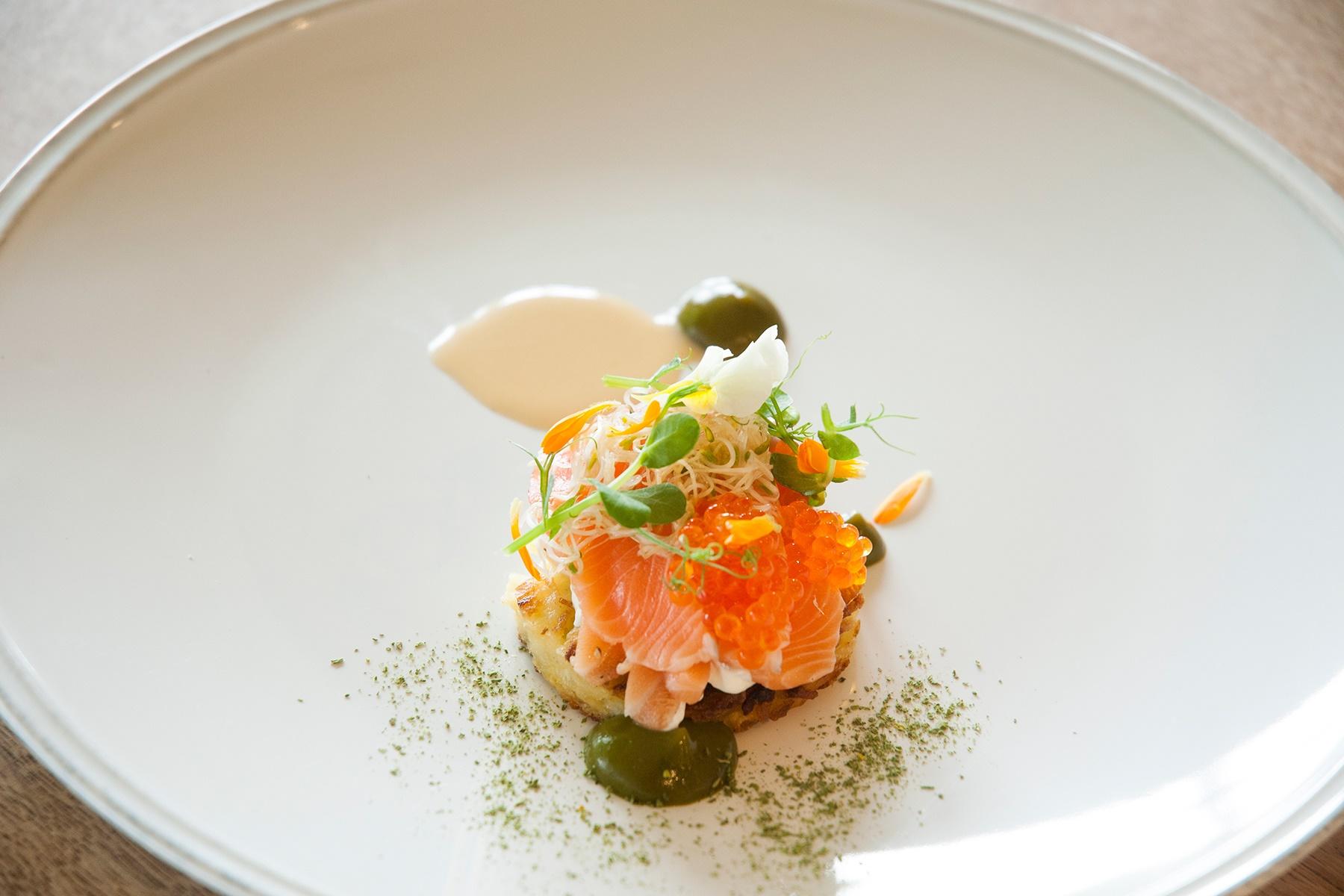 じっくり時間をかけて冷燻した氷見のサクラマス。その下は農園のハーブを加えたサワークリームとポテトパンケーキ。