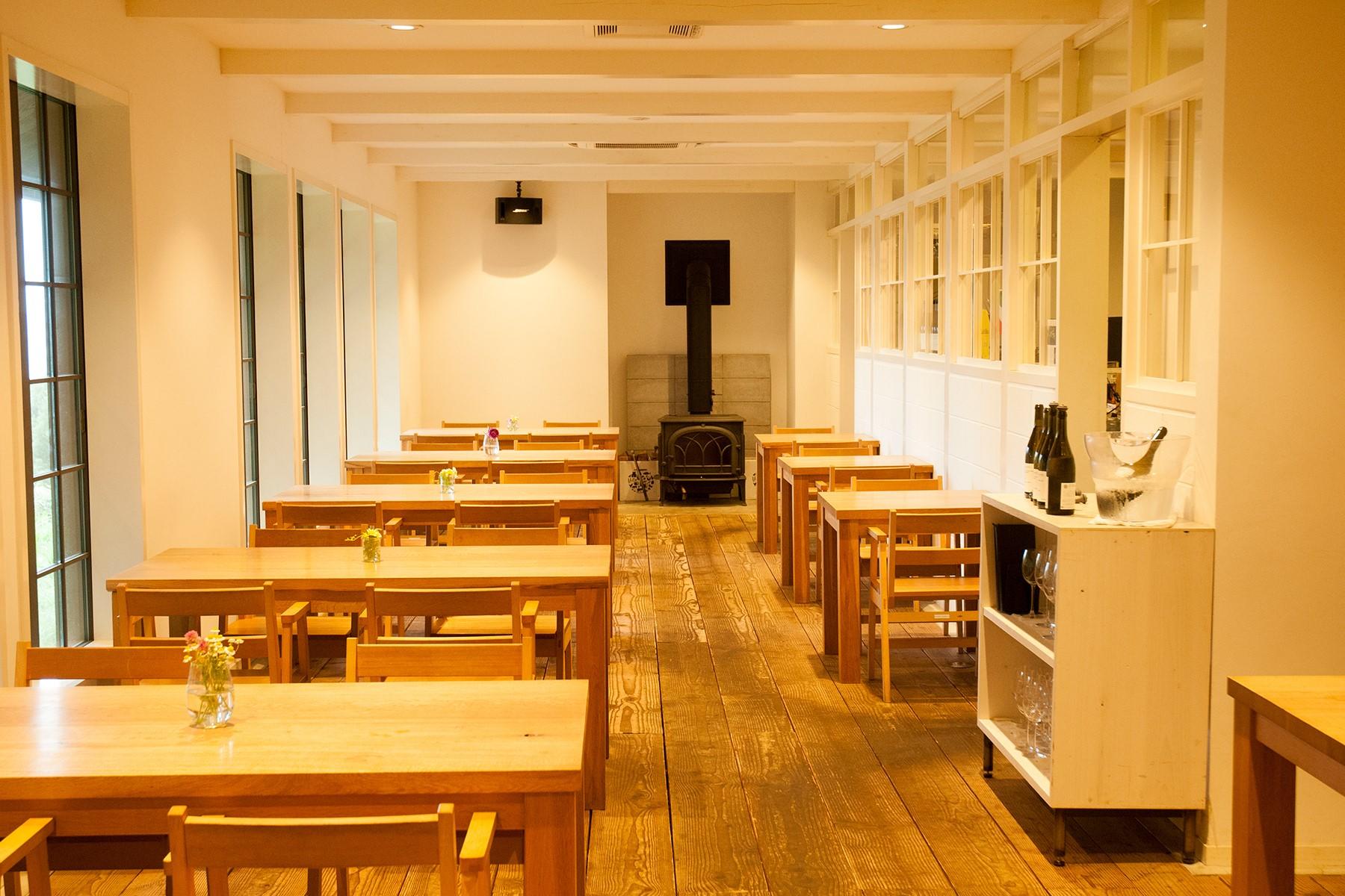 レストラン「セイズファーム キッチン」。白が基調の内装と窓の外の緑が調和した、実に清々しい空間だ。