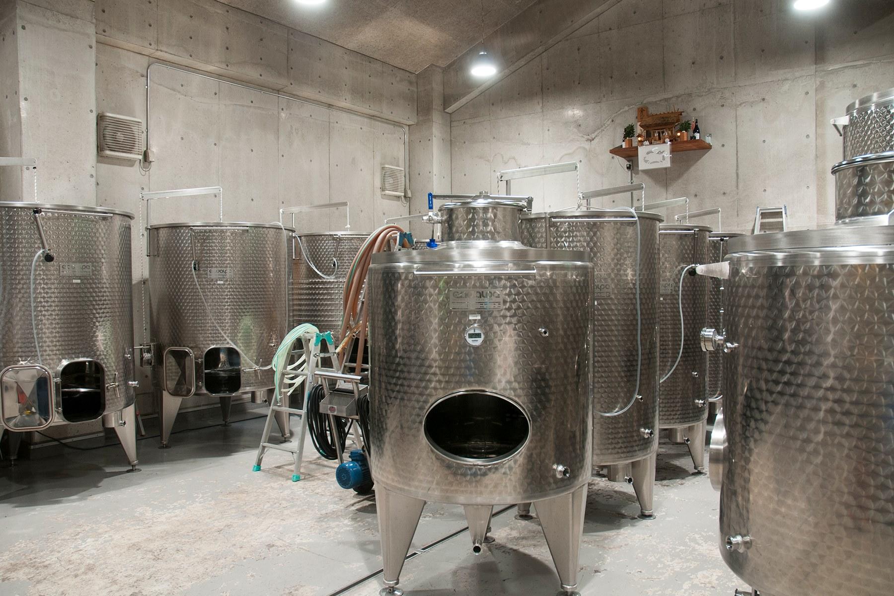 ステンレスタンクは1,000リットルと2,000リットルがメイン。