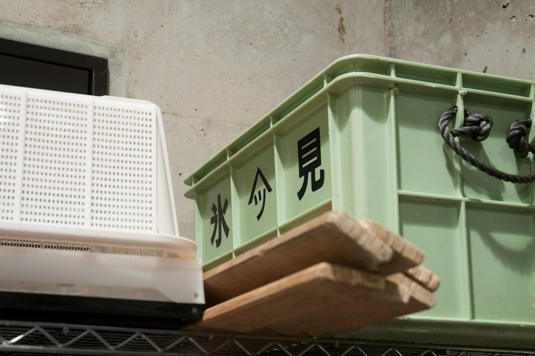 秋の収穫期などワイナリーの繁忙期は、魚問屋の男たちもやってきて総力戦に。その名残り（？！）のコンテナボックスがあちこちに。