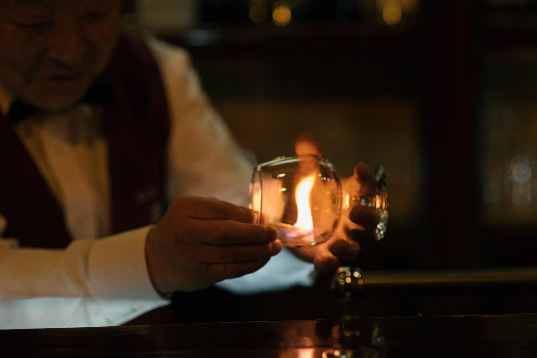 ブランデーグラスに度数の高いウォッカを注ぎマッチを灯す。