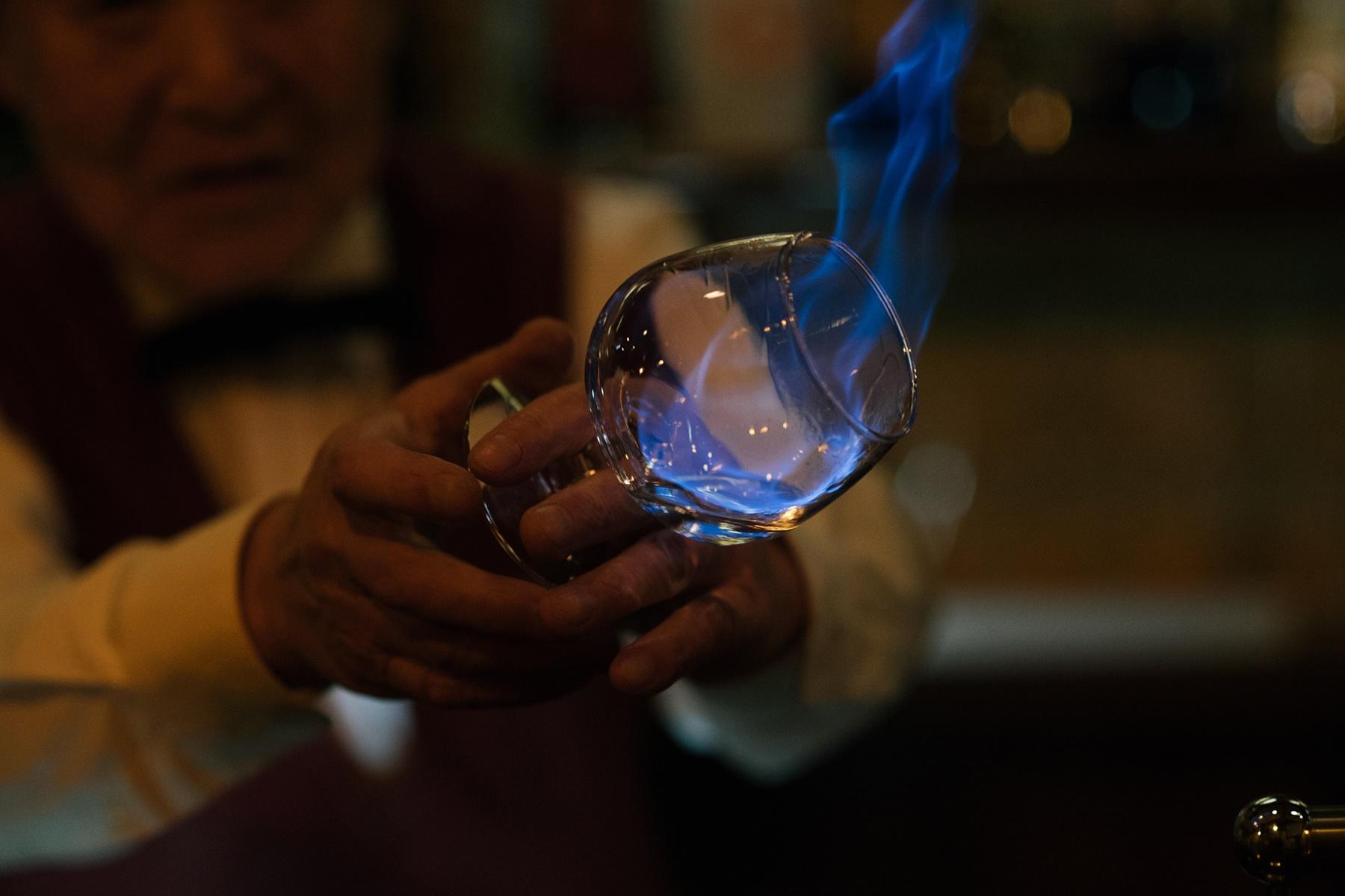 青い炎が勢いよく燃え上がり、グラスをほどよく温めていく。