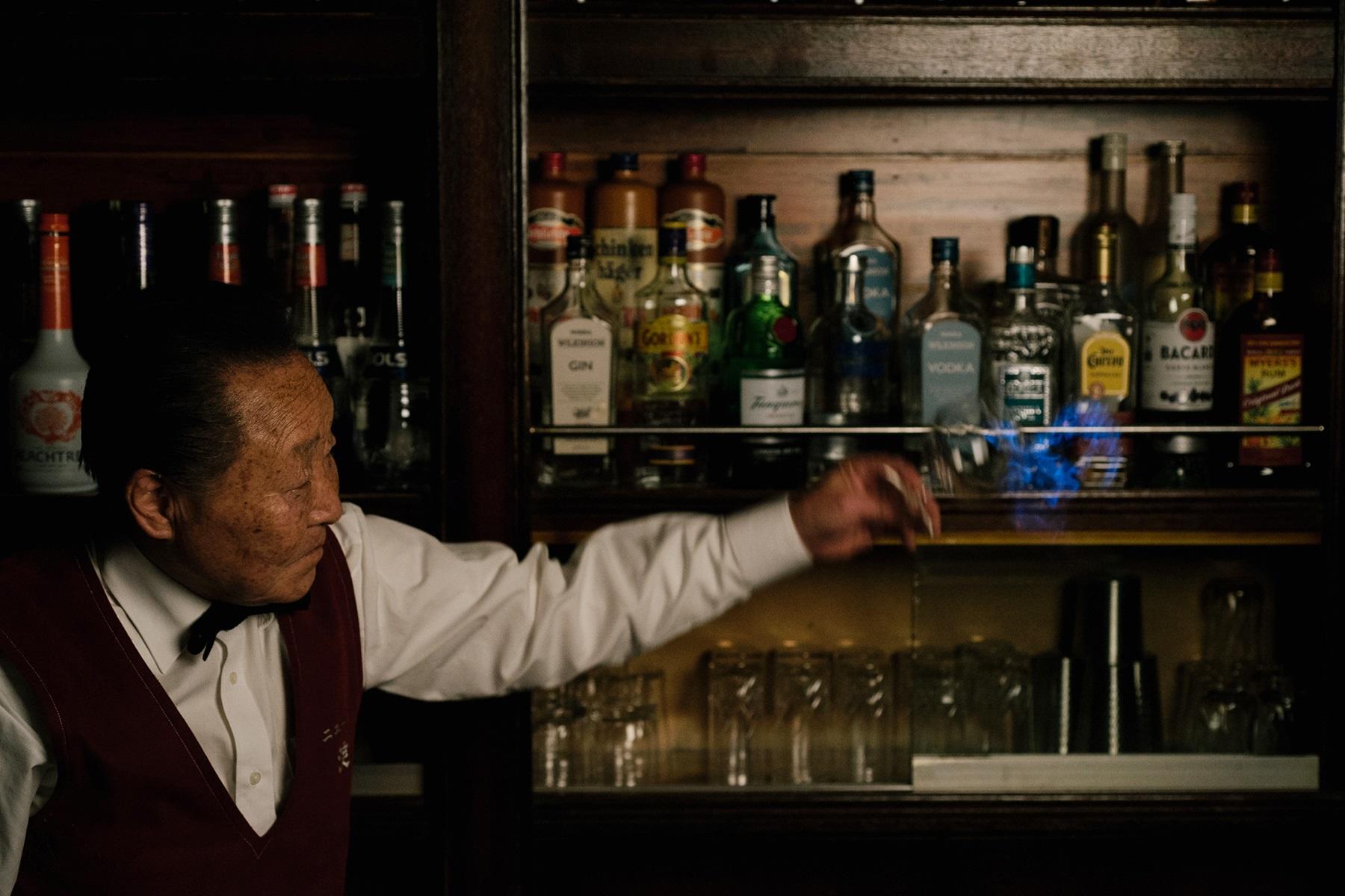 「よく見えるか?」とサービス精神満点のマスター、嶋田修身さん。