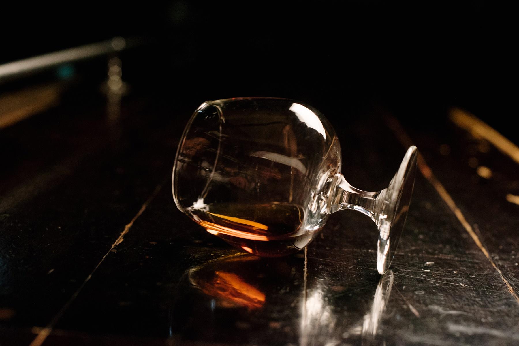 絶妙な均衡を保ってカウンターに横たわるブランデー。