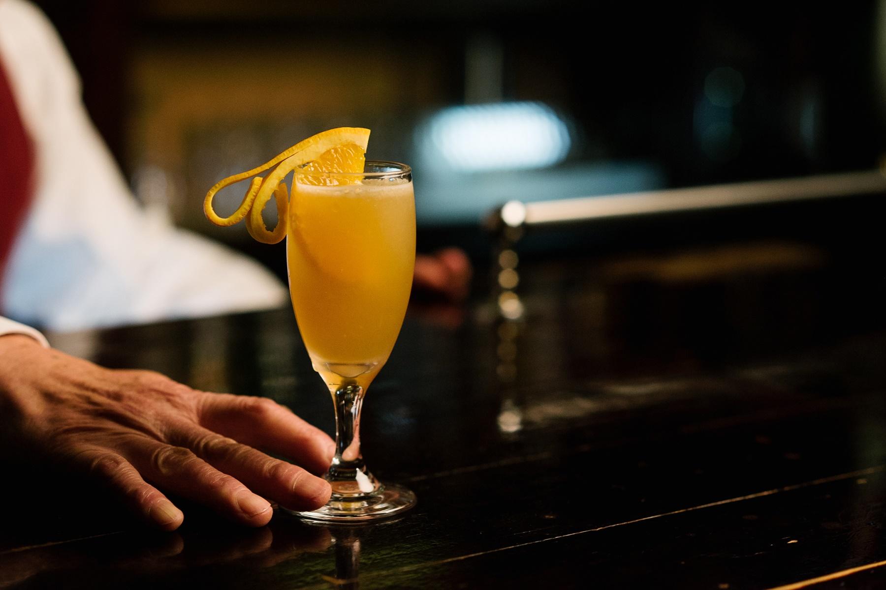 ブランデーサワーは、ブランデー、レモンジュース、砂糖少々を氷と共にシェイク。「ニュー淀」では、少量の炭酸を注いで仕上げる。