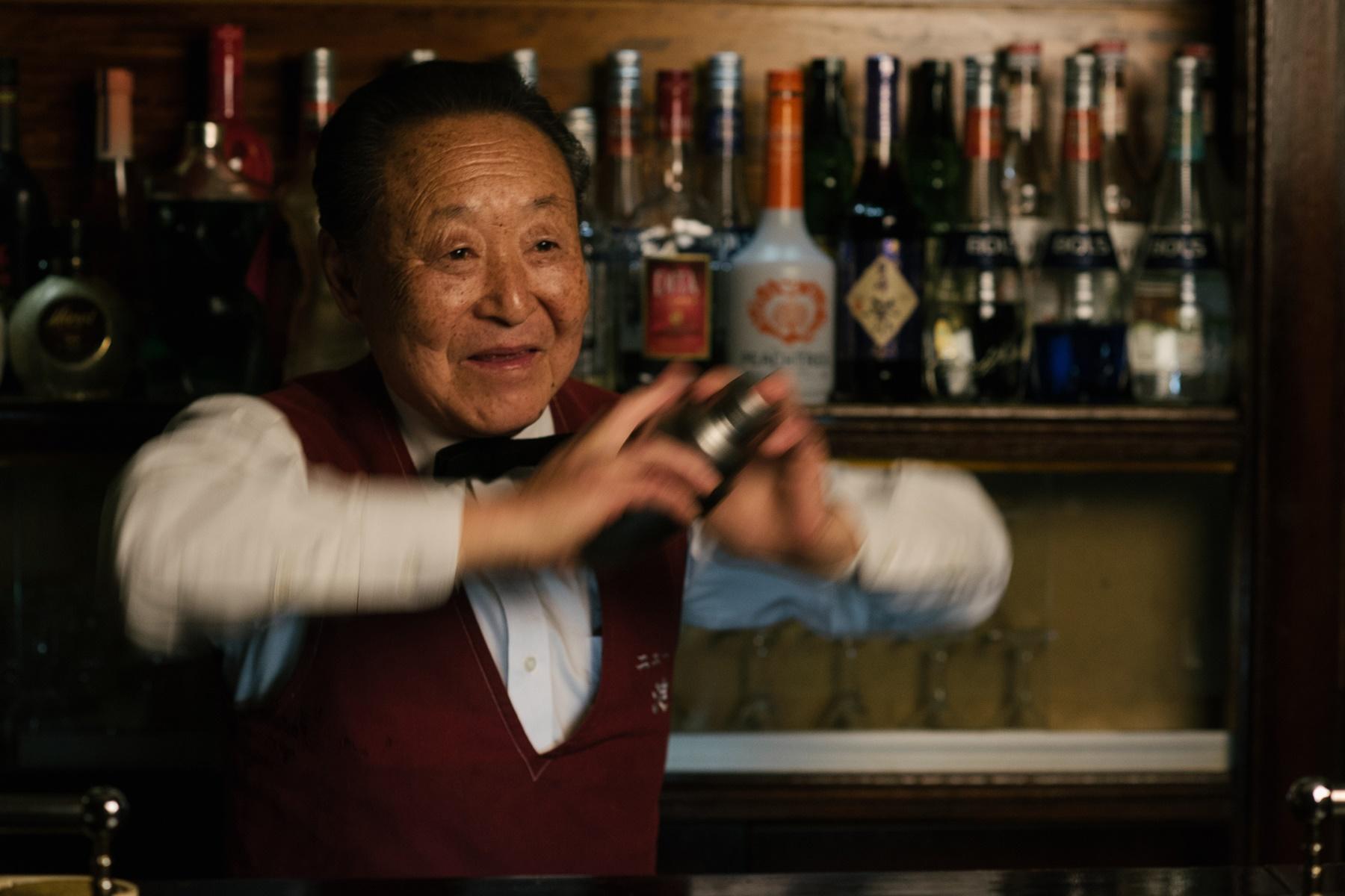 しなやかでソフトなシェイクスタイル。矍鑠(かくしゃく)としたバーテンディングでもてなしてくれる。