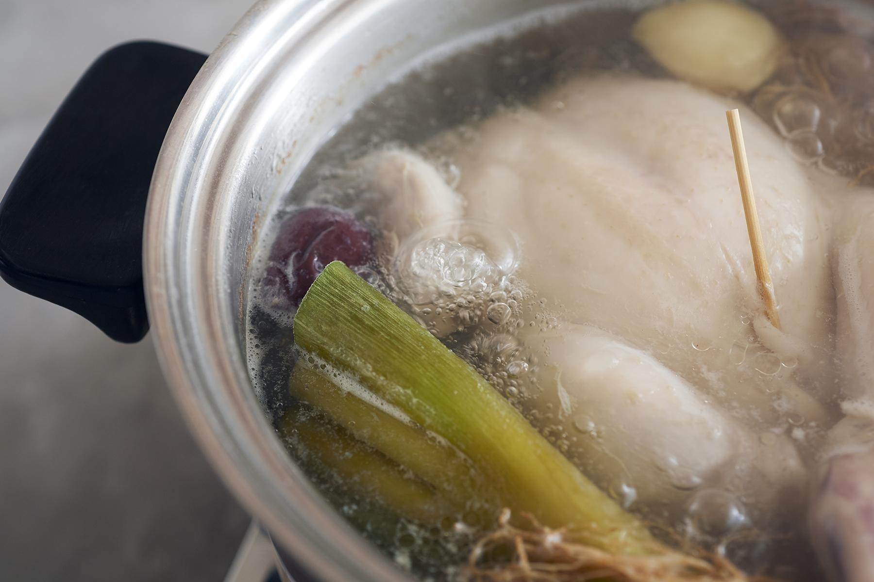 丸鶏から出る旨味と、漢方食材の香りだけで味わい深く仕上がる。調味料はほとんど使わない。