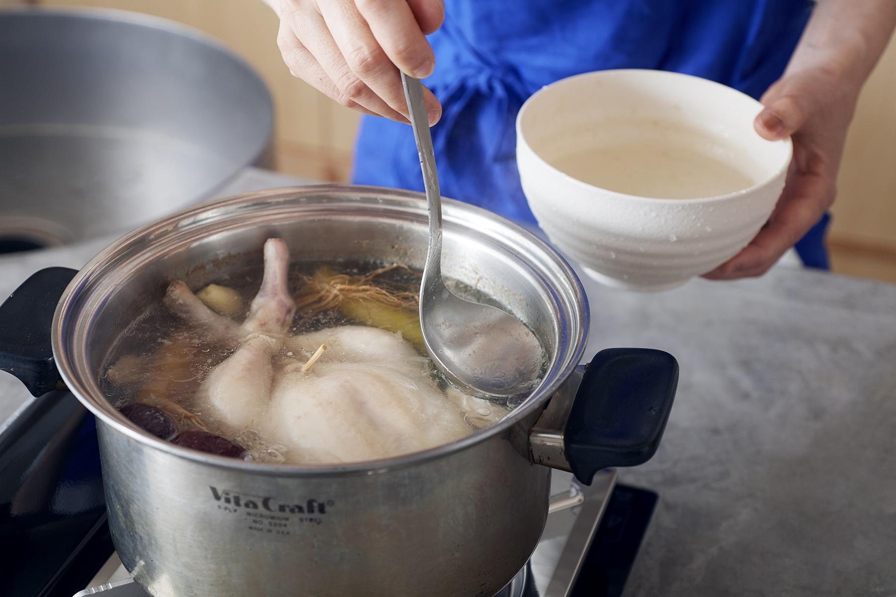 夏に熱いスープを食べるのは「以熱治熱」といって、熱々の食べ物で暑さを治めるという食養生の考え方。