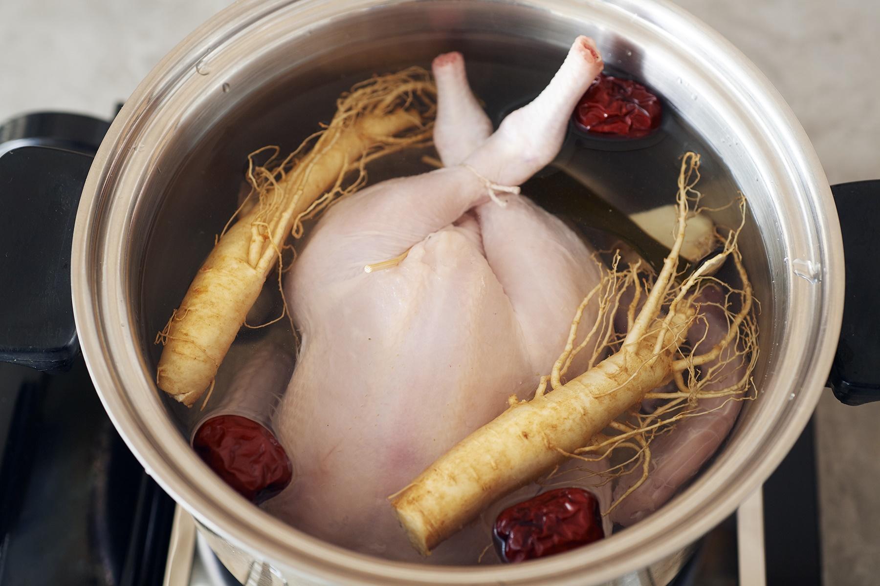 有賀さんが参鶏湯をつくるときは、韓国食材のスーパーで、丸鶏と一緒に高麗人参や棗なども一緒に買ってくる。