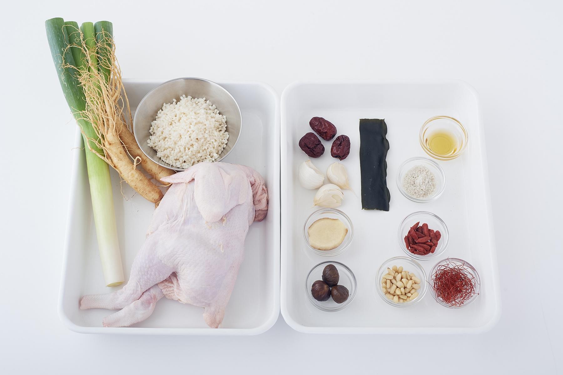 丸鶏は大きすぎると鍋に入らないので、1kg以下のものを選ぶ。鶏の形を整えるために使う竹串を2本と、たこ糸も準備しましょう。