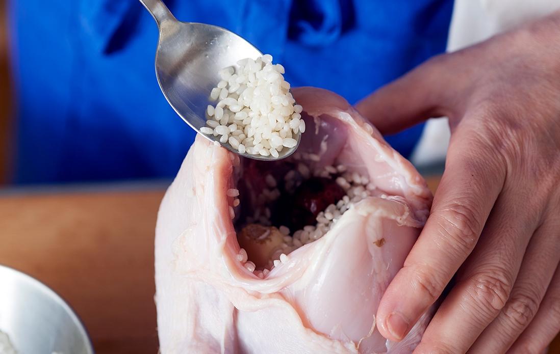 1、最初にもち米を半量入れて、棗、にんにく、栗を入れた後、残りのもち米を入れるようにすると良い。