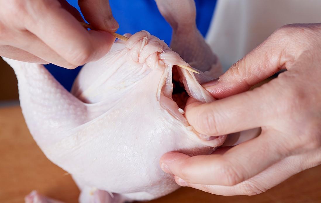 3、具材が出てしまう隙間がないように、縫い合わせた皮をきつく寄せる。