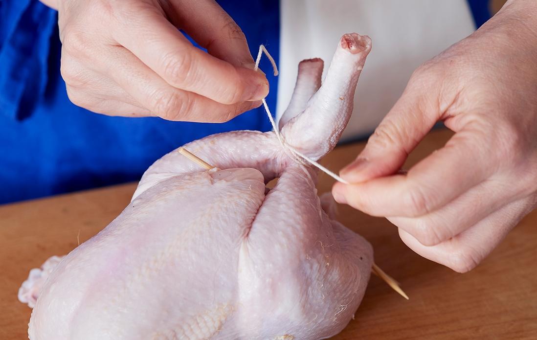 5、足を交差させて、タコ糸で縛る。