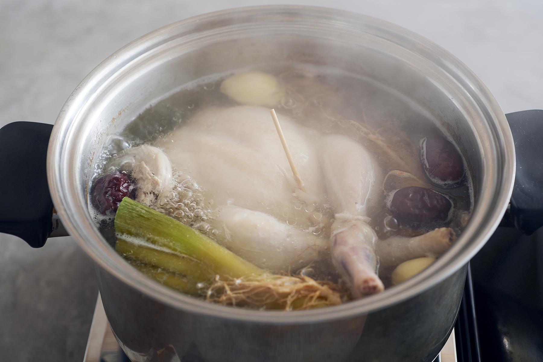 鶏を煮込みすぎると、肉の食感がパサパサになるので注意。