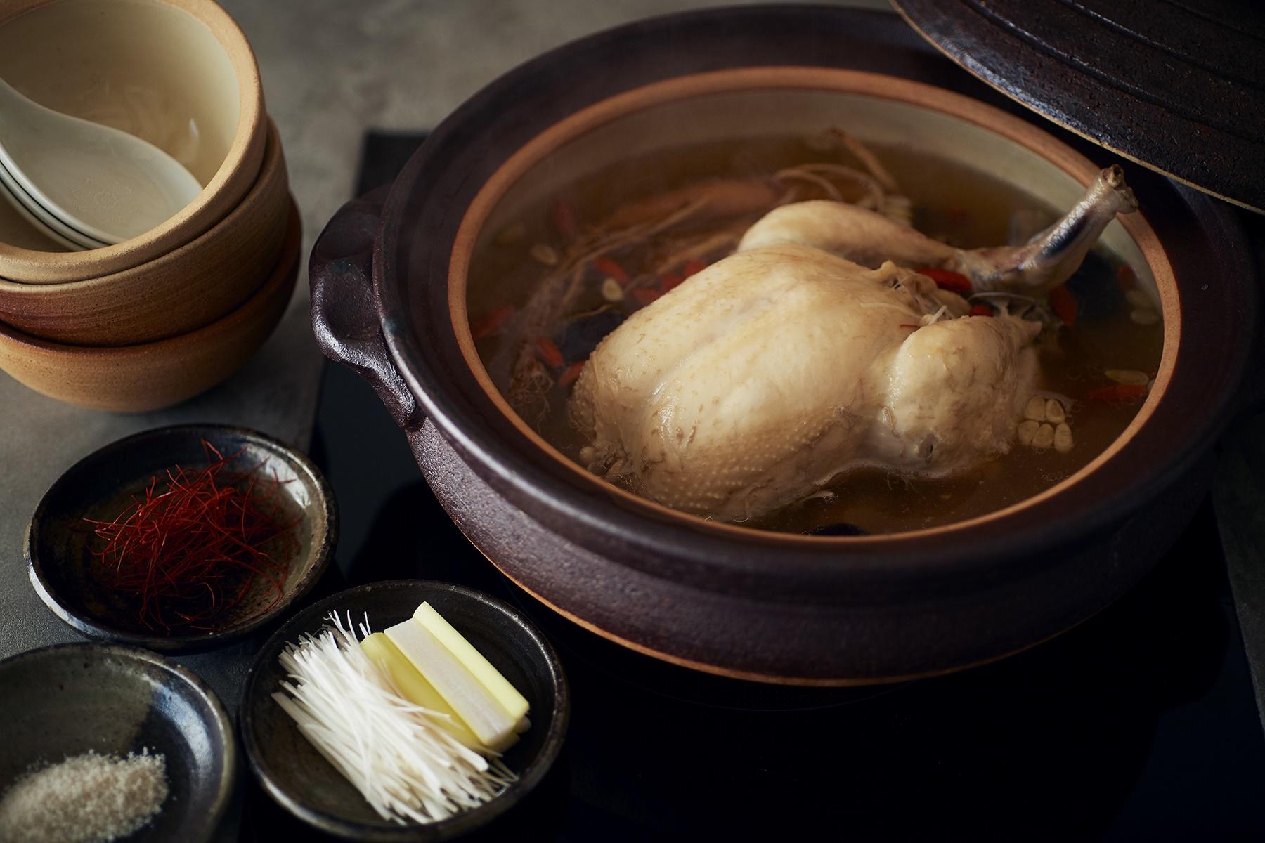 「まずは、スープから飲んで見てください。鶏の旨味と漢方食材のエキスで体の内側から温まってきますよ」