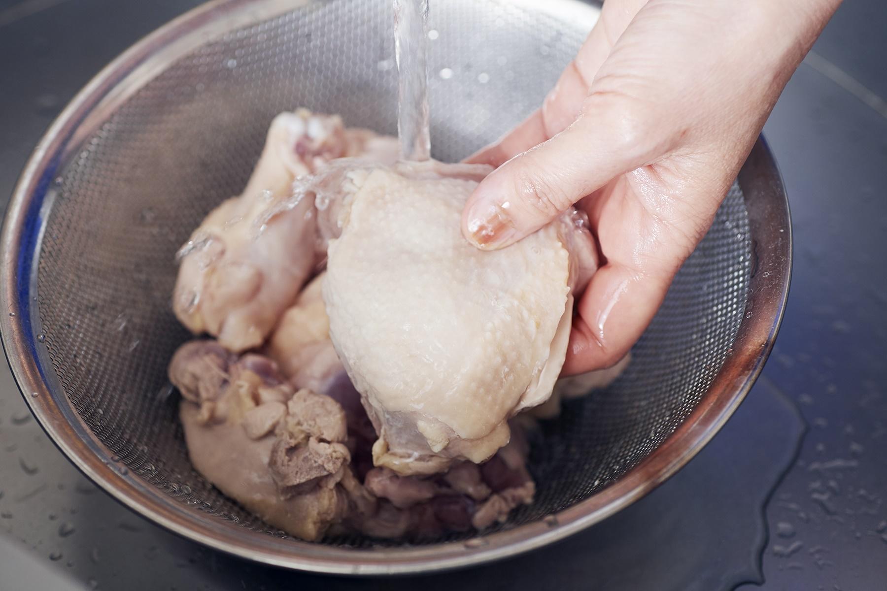 参鶏湯に使う鶏肉に、食べ応えのあるもも肉は欠かせない。