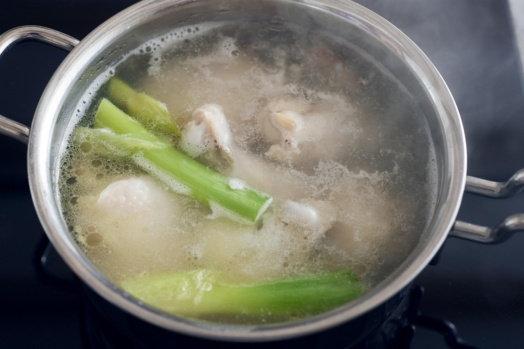 鶏肉は50分ほど煮込みます。じっくり煮込めば鶏の澄んだ旨味がおいしいスープになります。