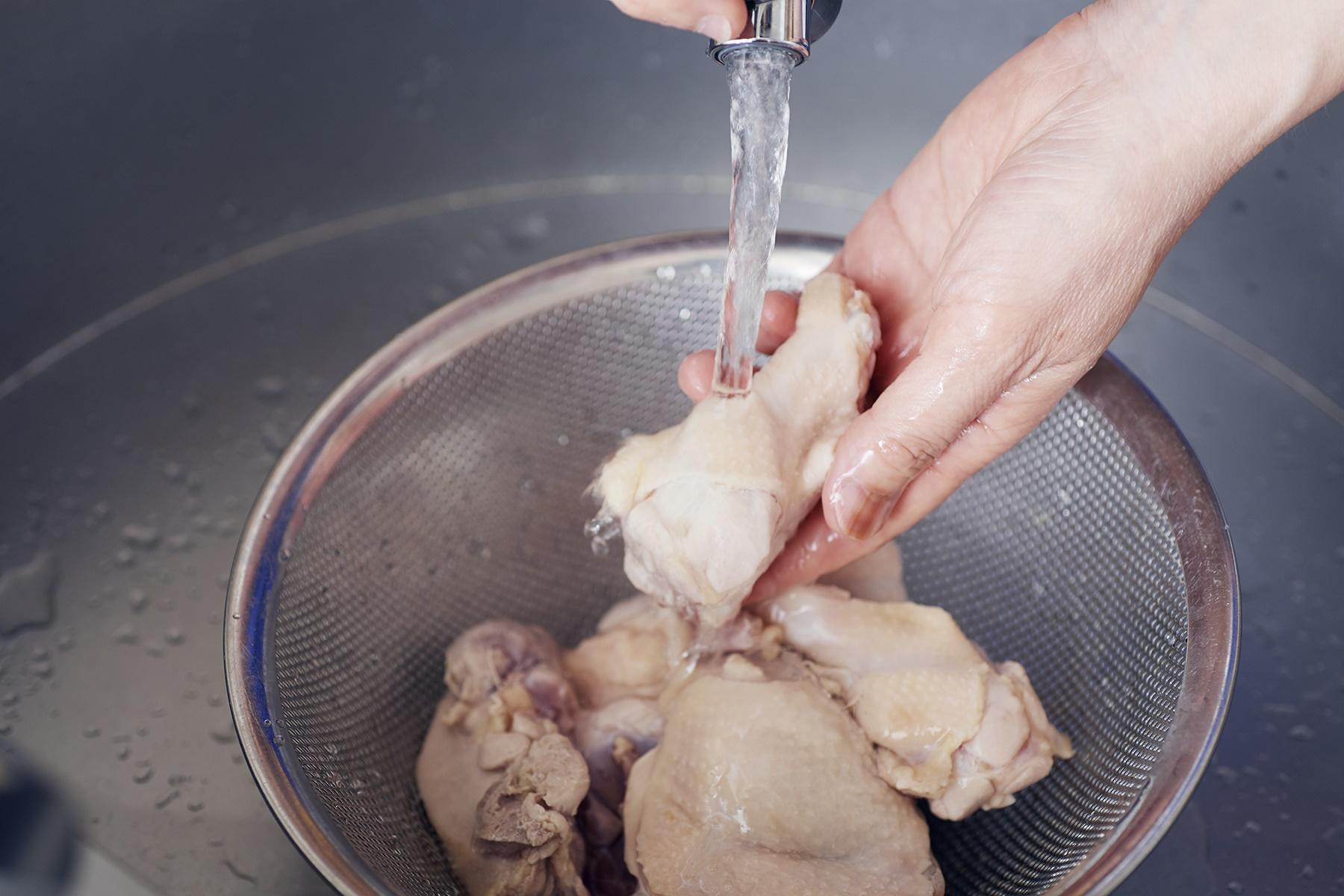 鶏をゆでる
