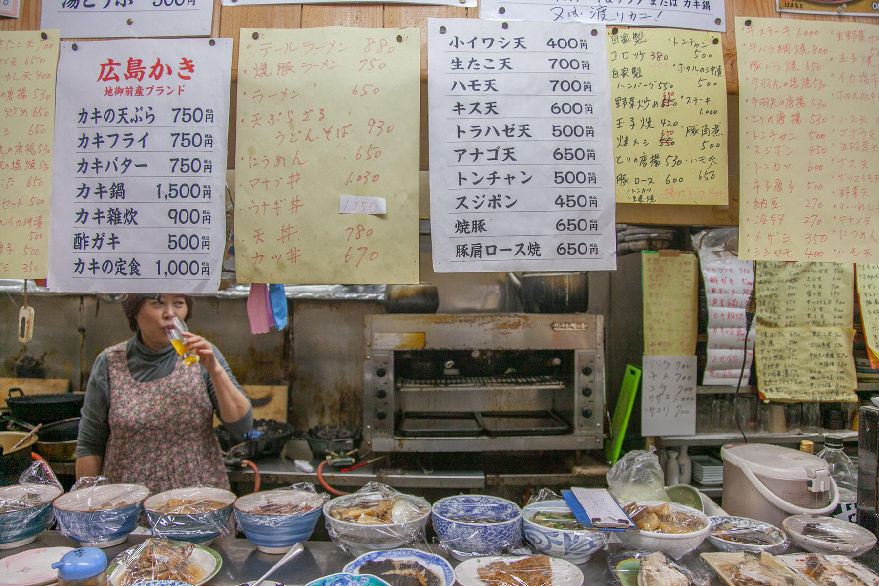 上にはメニュー、下には料理