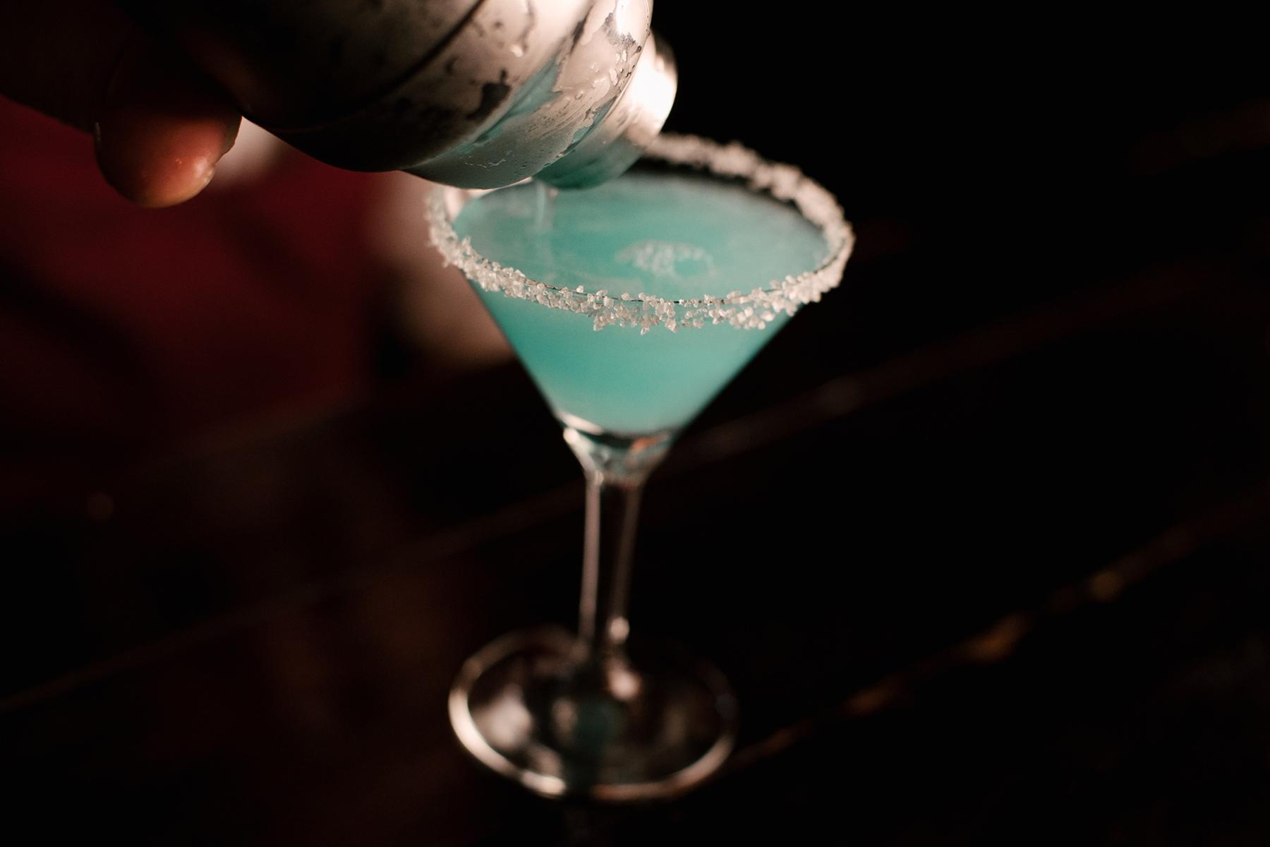 スノースタイルのブルーマルガリータ。専用の塩を使用。