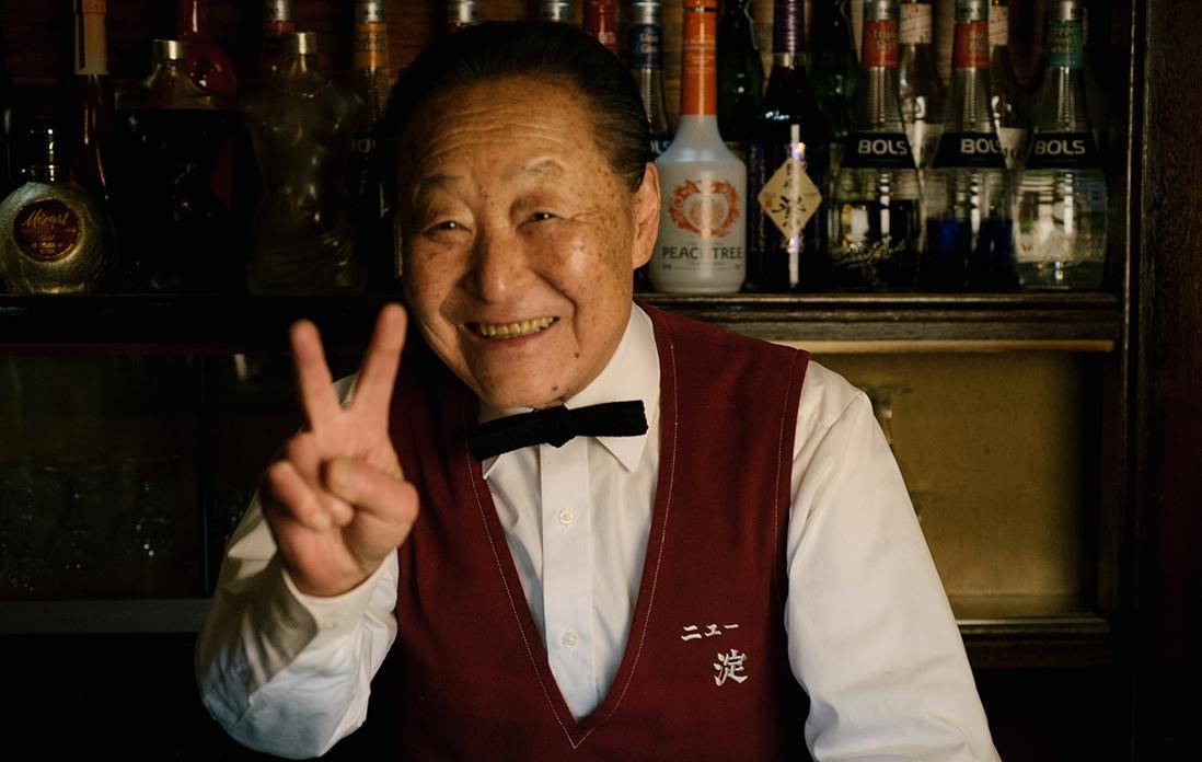 棒タイとポンチョがマスターのスタイル。「この棒タイから、バーテンダーは夜の蝶ならぬ“夜のトンボ”と呼ばれたもんですよ」