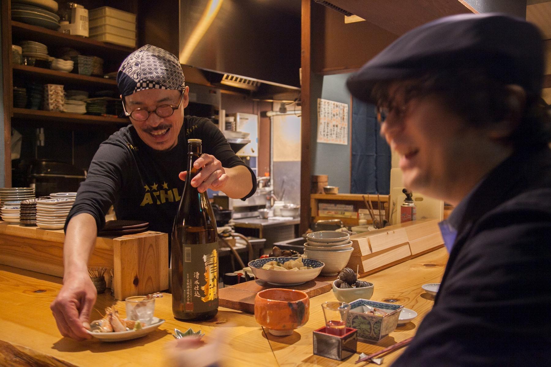 「い志の」は痒い所に手が届く酒場。店主の石野忠さんは飲兵衛の気持ちがよくわかっていて、そうそうそういうお酒が飲みたかったんだよ、という絶妙なセレクトが嬉しい。