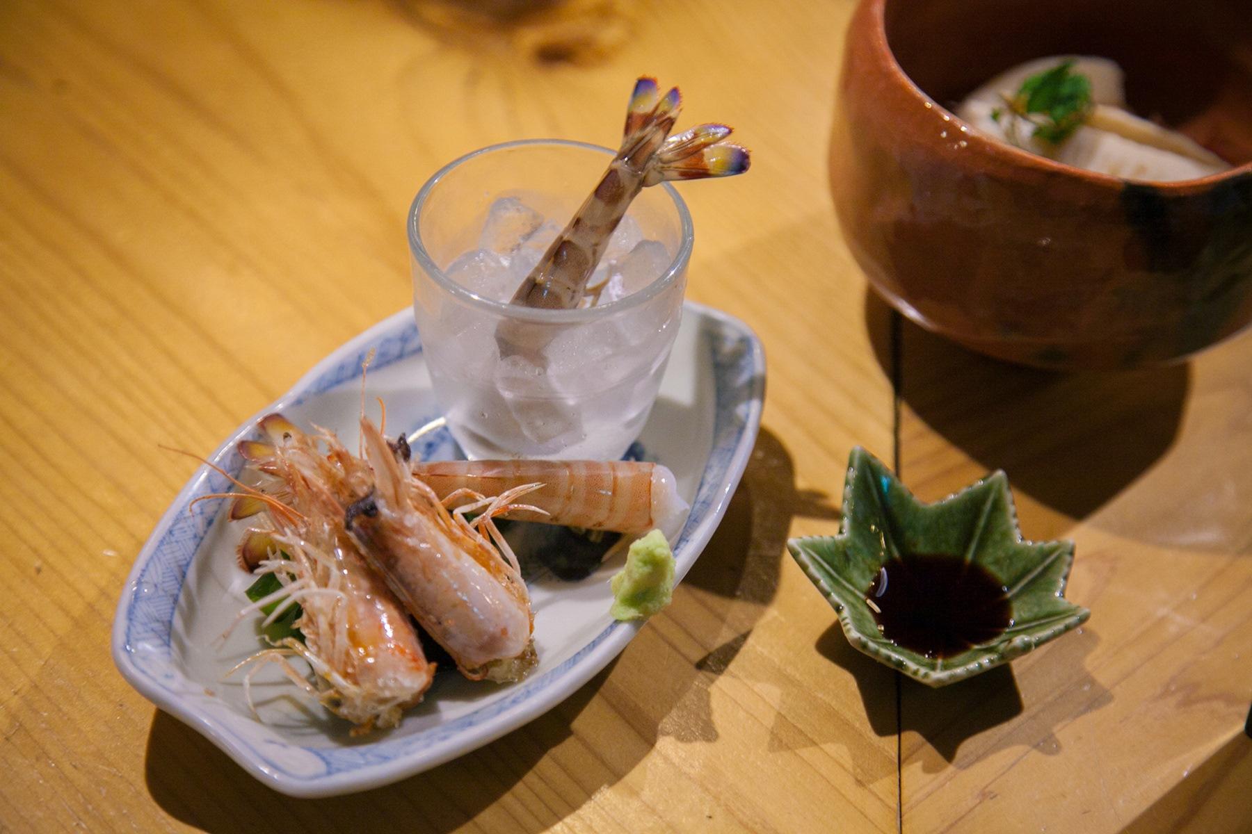 車海老を堪能。生は尻尾がぴくりぴくり。素揚げは頭からがぶり。