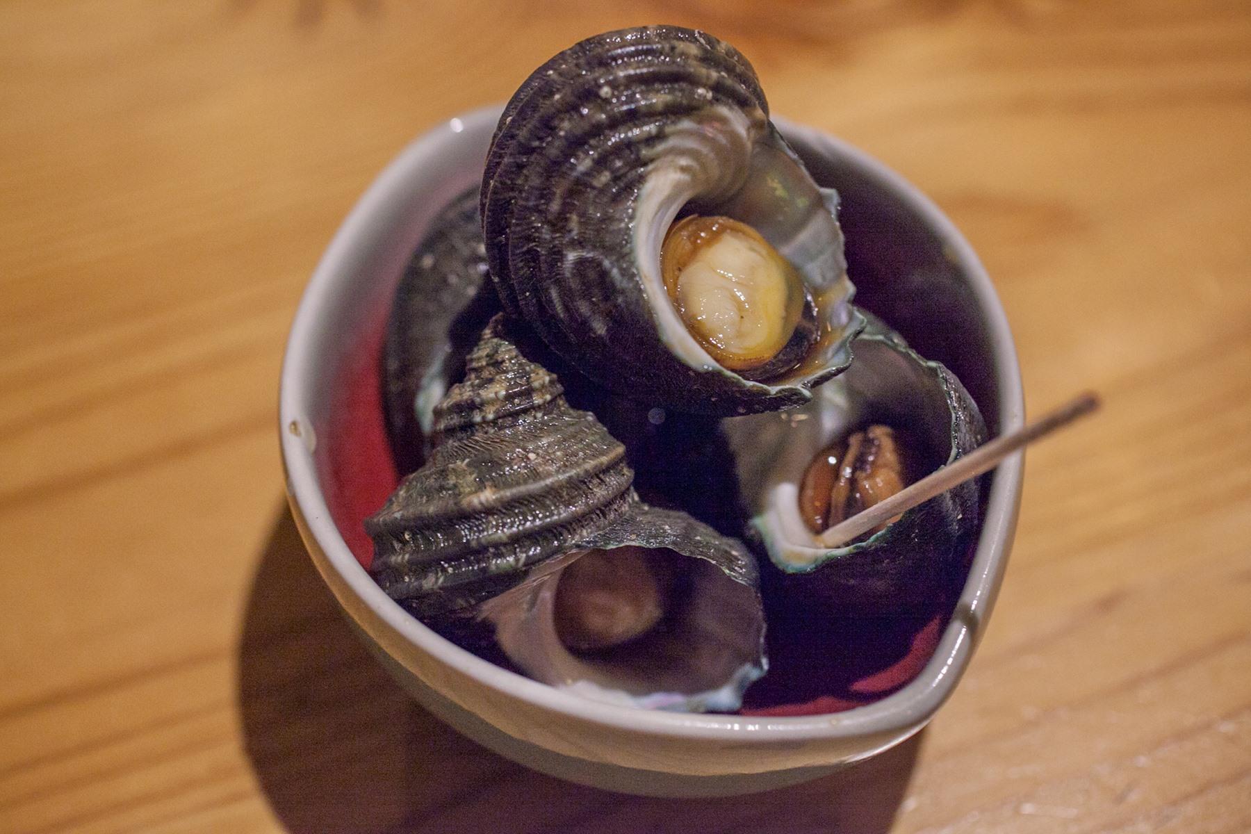 姫サザエは大ぶりで、食べ応え十分。噛めば、磯の香りがジュワー。