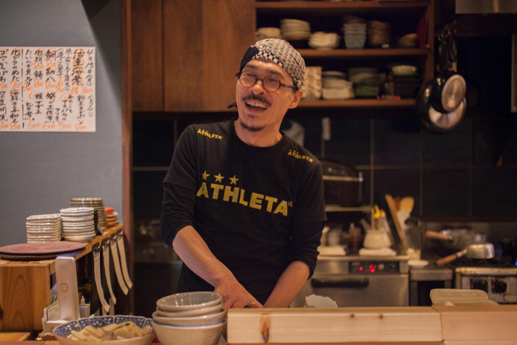 コの字のカウンター越しに、店主の石野さんとどうでもいい話(もしかしたら大事な話も)しながら飲めば、広島の出口は入口へと繋がっていく。