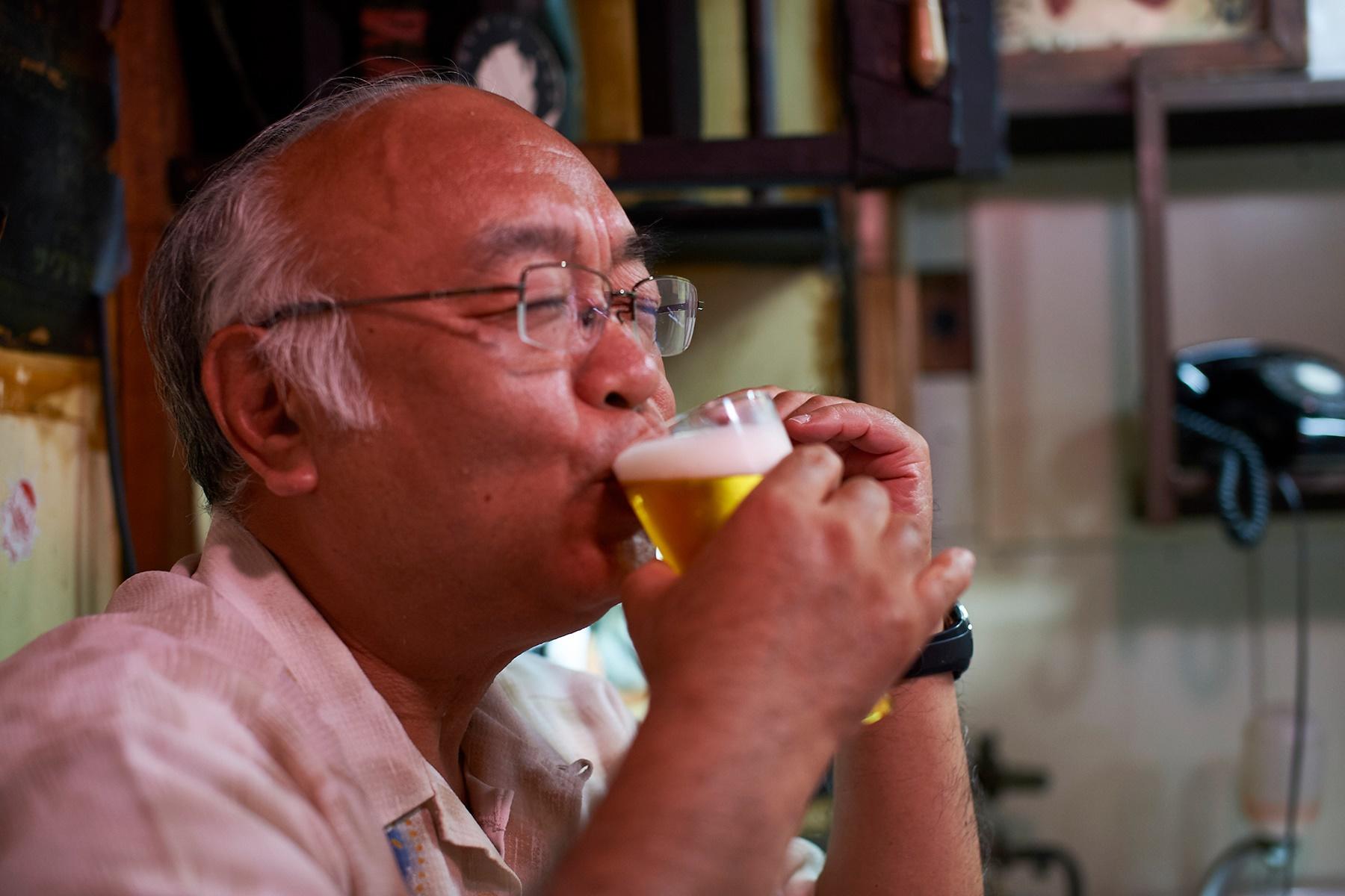 授業終わりの口開けはビールから。かいた汗の分だけしみ渡ります。