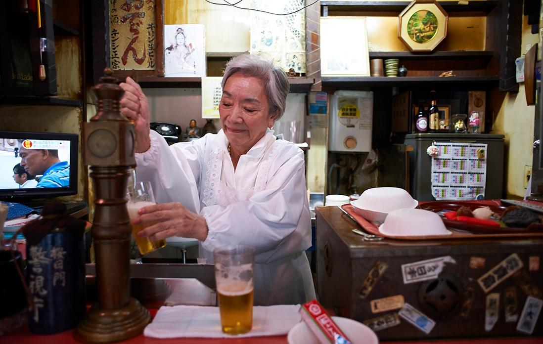 真鍮製ビールサーバーのスタンドコックをグイッと引いて……