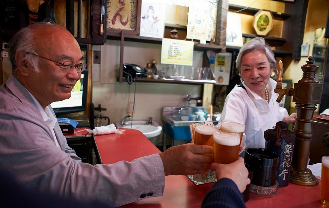 お隣さんも交えて、みんなで「カンパイ」だ！
