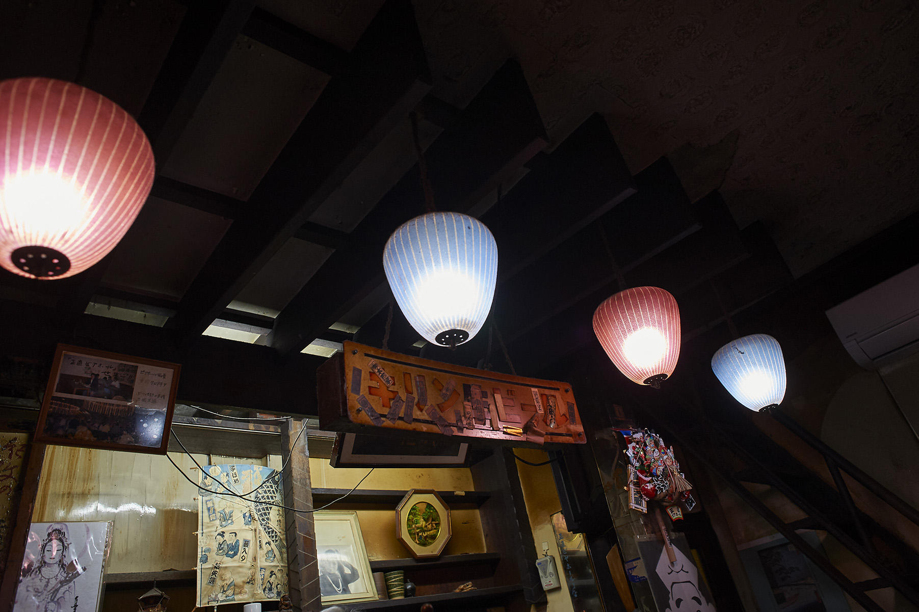 上を仰げば、𠮷原を連想させるような艶めかしい提灯型の電灯が。