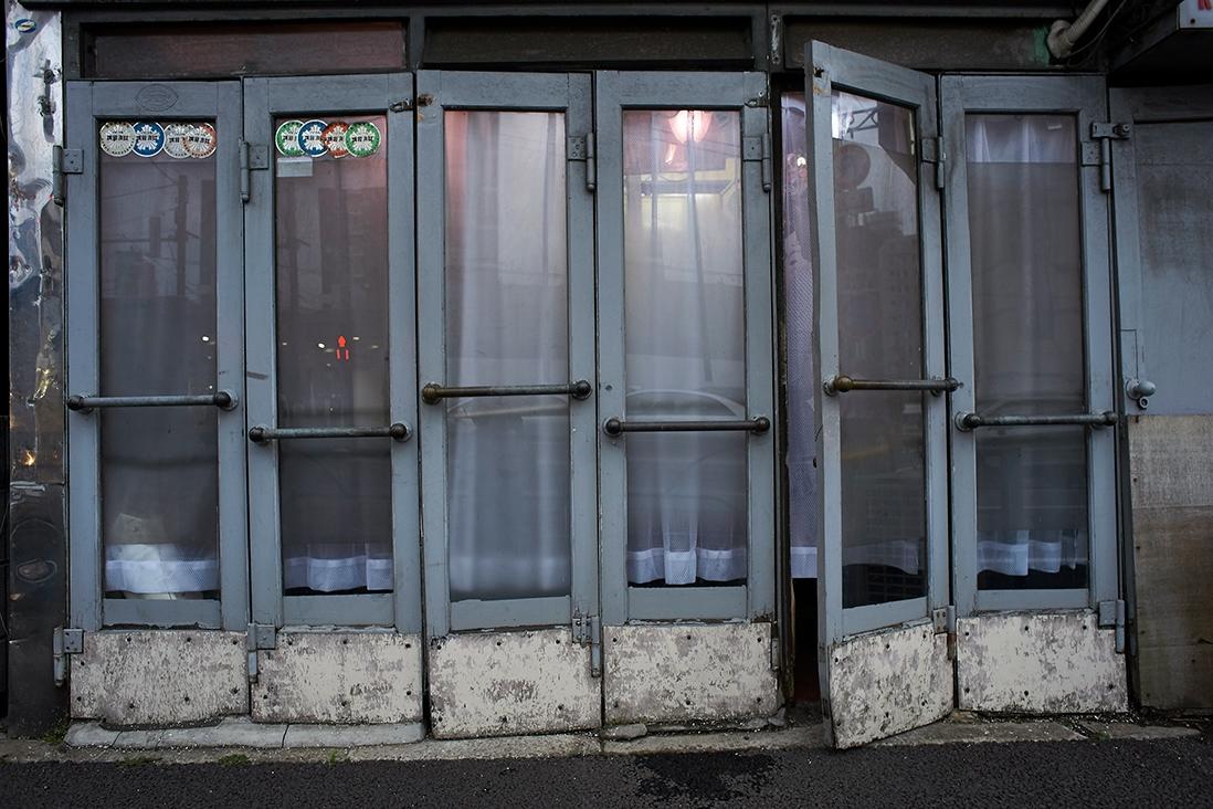 入口は、今ではほどんど見かけないガラス張りの扉。