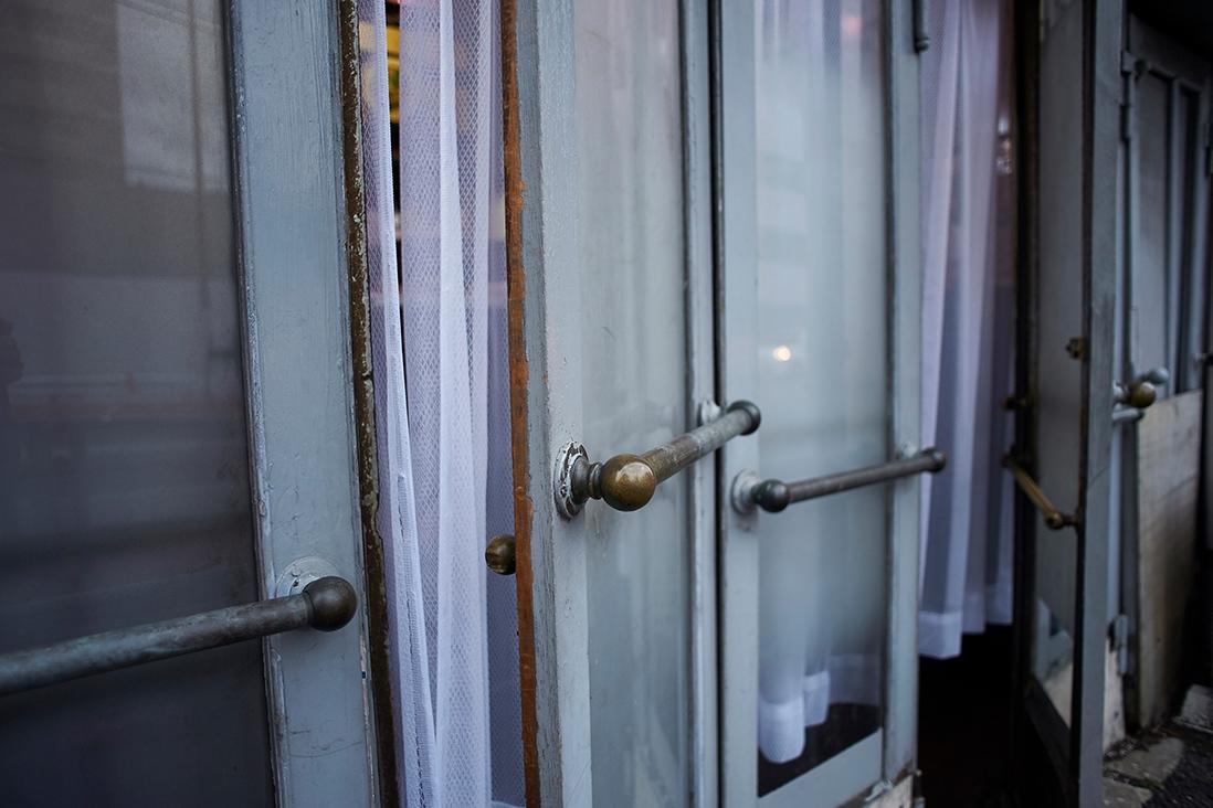 右から2番目の扉の取っ手を引いて入りましょう。