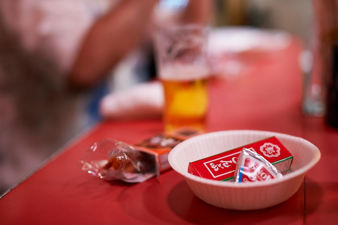 料理はありません。サービスで供されるチーズや都こんぶをお供に。