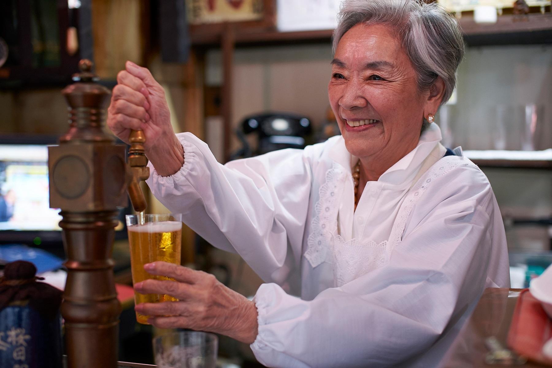 ママの歯に衣着せぬ痛快なトークも「正直ビヤホール」の名物です。