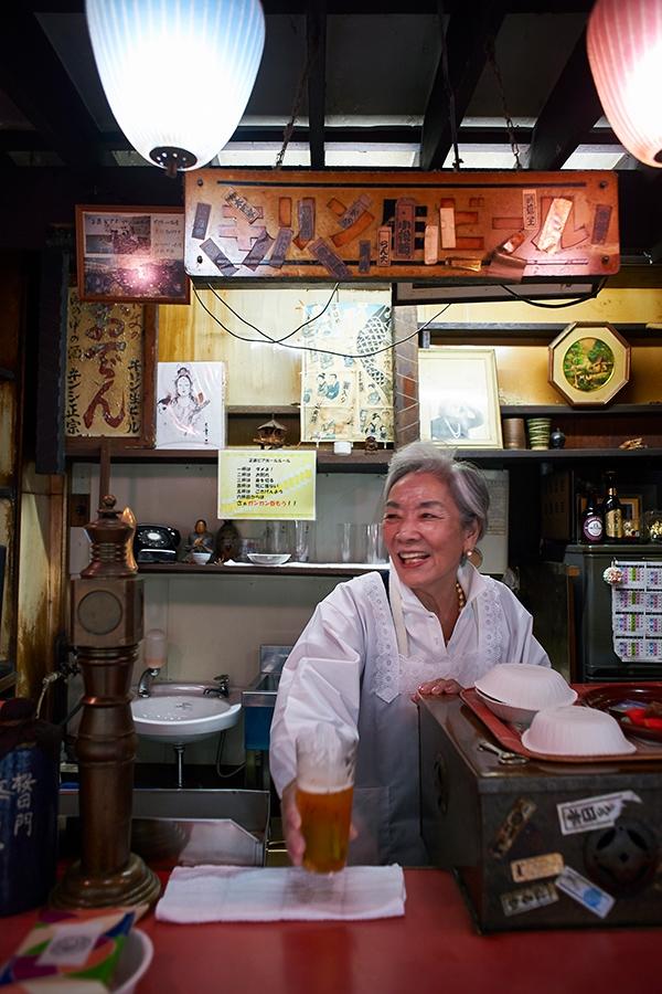 神林先生の痛快な飲みっぷりに、ママもにっこり。