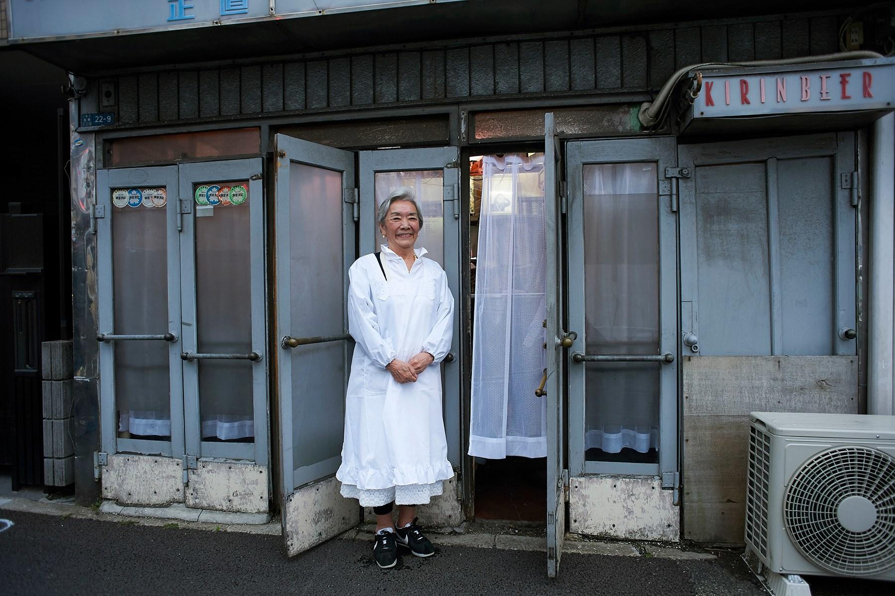 「どうもありがとー!」見送ってくれたママは、カウンターの中に立っているときとはまた違う、小柄な可愛い女性でした。