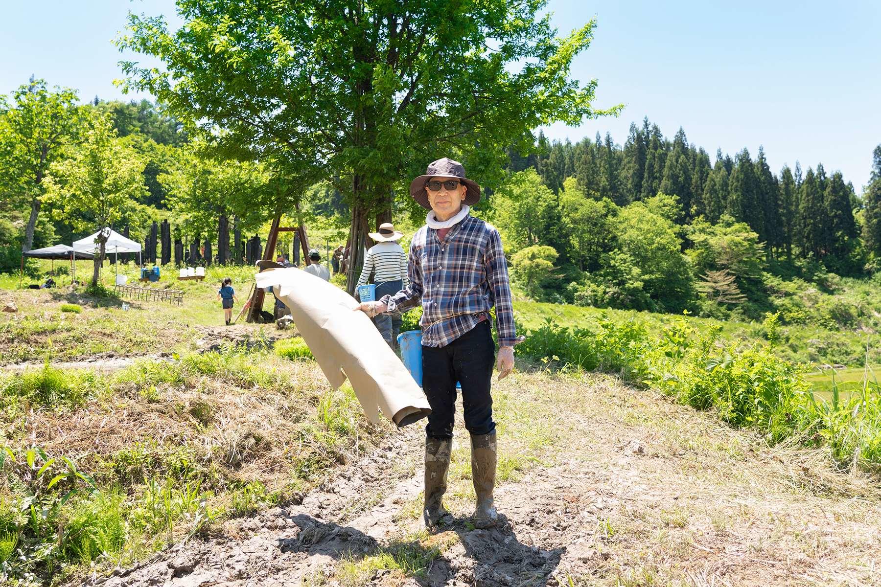 午前の部が終了して、満足げな藤原智美さん。膝から下の泥具合が田んぼの深さを教えてくれます。