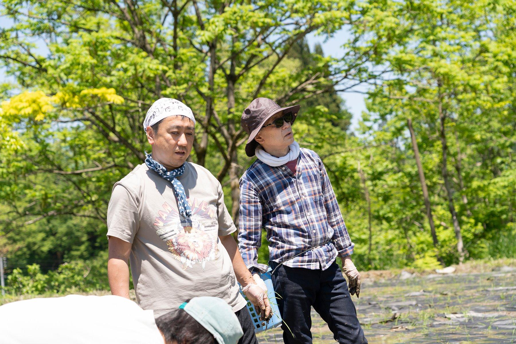 おじさんたちの田植えには悲壮感が漂っていた。黙々と、汗だくになりながら、泥の中で悪戦苦闘。