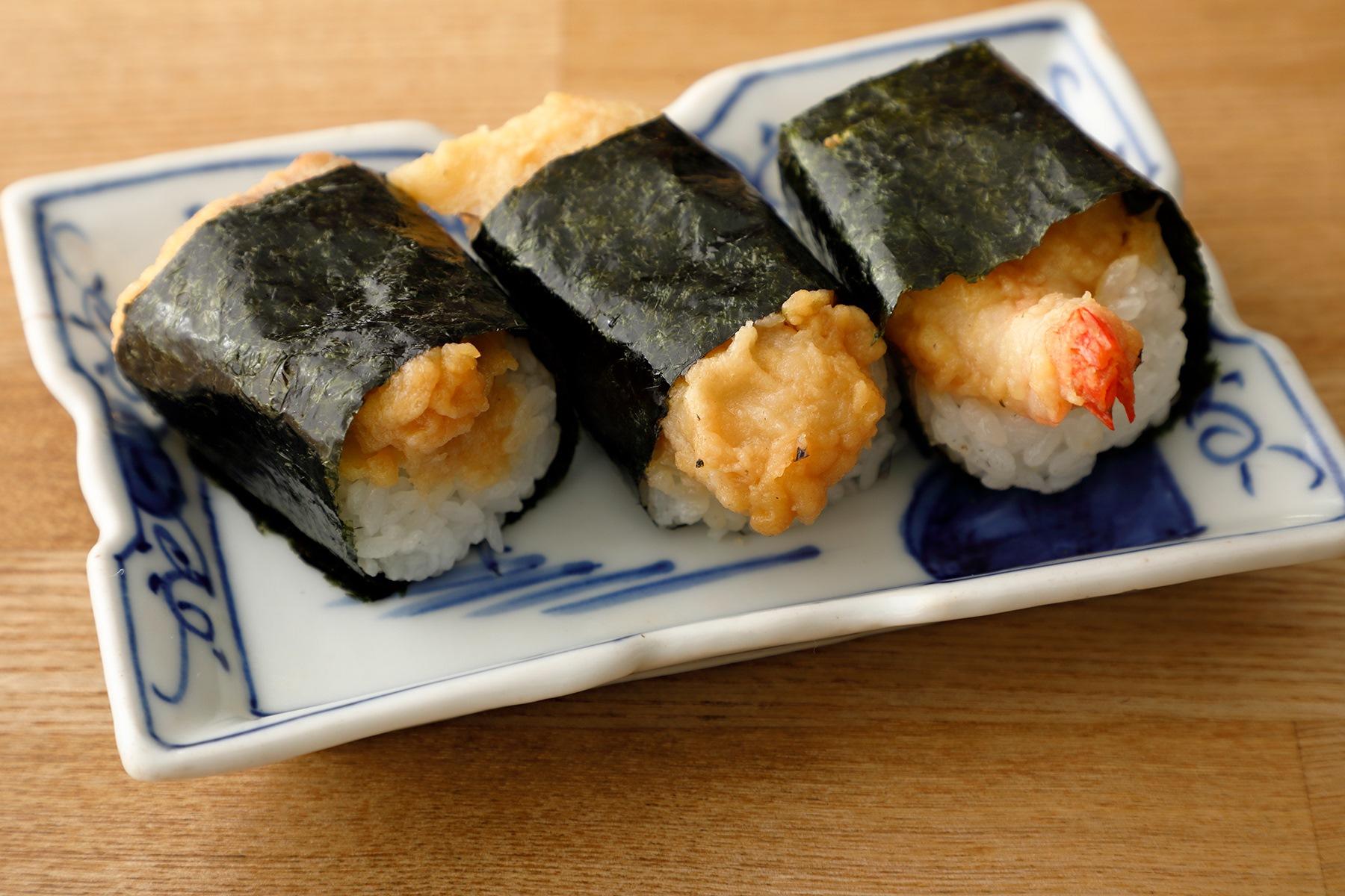 天むすは、昼のテイクアウト専用かと思いがちだけれど、昼も夜も、店内で天むすを楽しむこともできる。カウンター席で食べる天むすも一興だ。