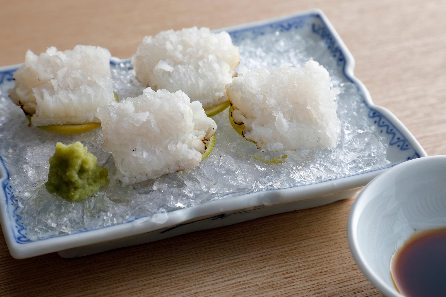 食べよい大きさに切ってお皿に盛られた鱧の姿がはんなりと美しい。