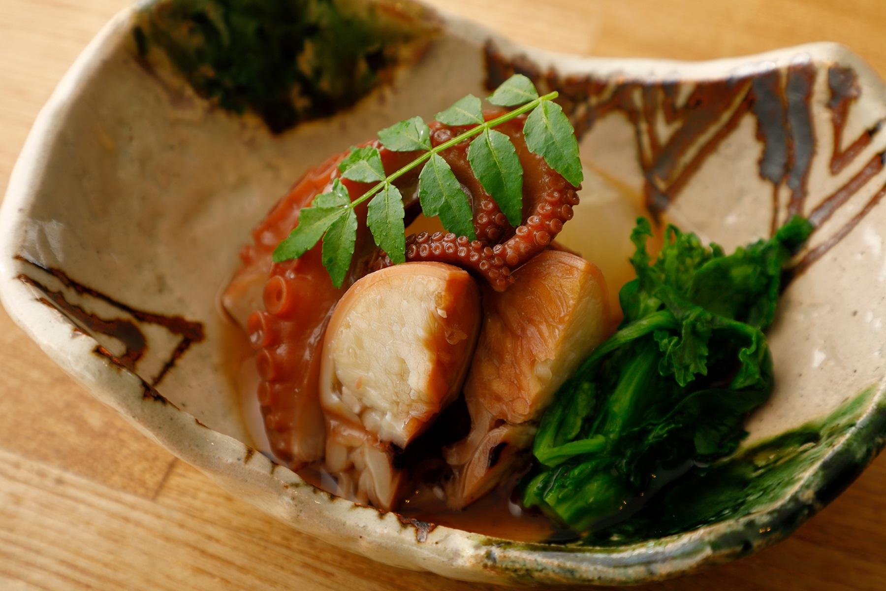 素材の味を残しながらも良い塩梅に炊かれた飯蛸。1,000円。木の芽を少し添えたり、添えなかったり。自分の加減で楽しむなら、やっぱりひとり呑みだろうか……。