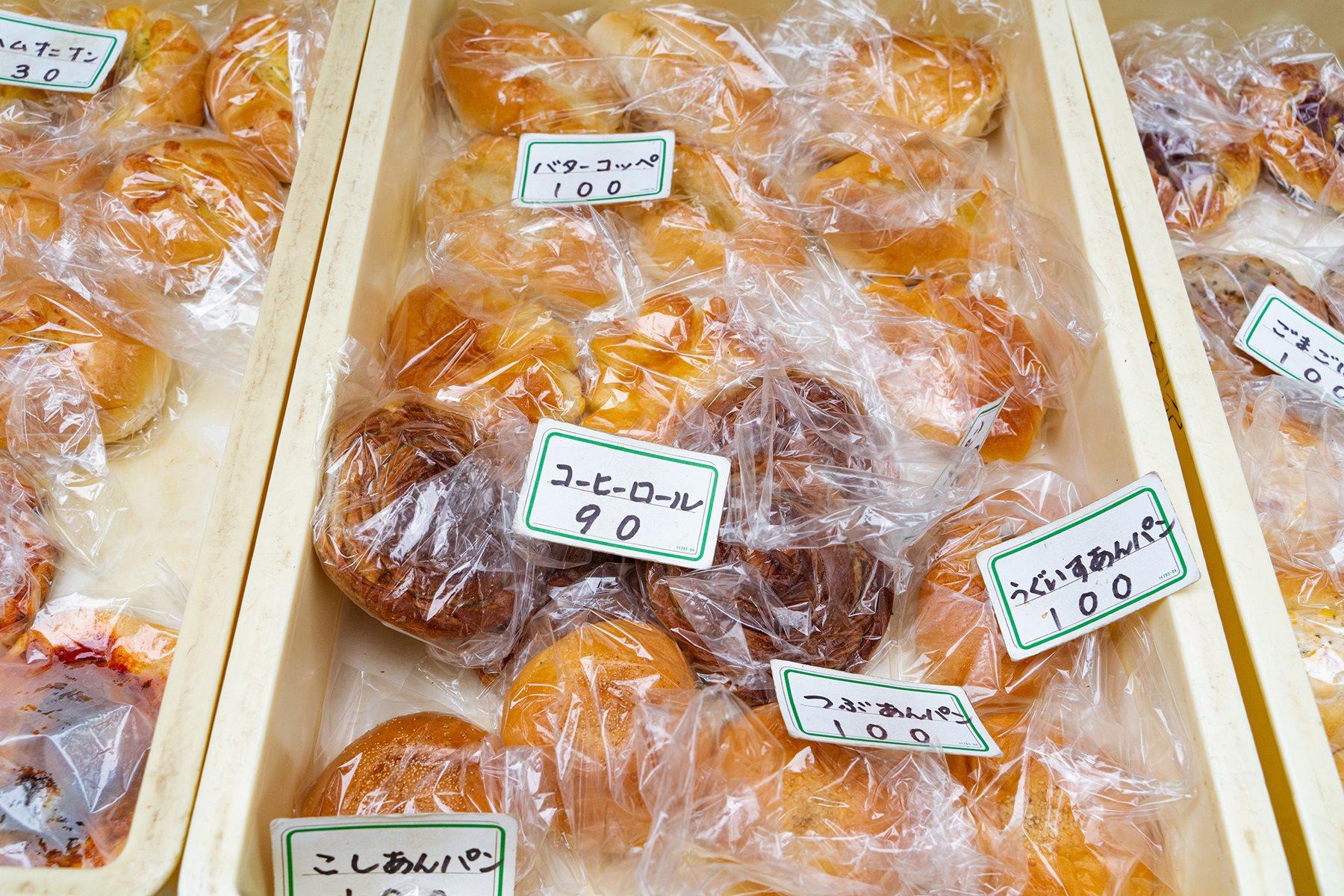 選りすぐりのパン（と言っても、20種類以上はあるのだけれど）を、トレーいっぱいに並べたら、お母さんは、トランプの神経衰弱のように値札と合わせていった。