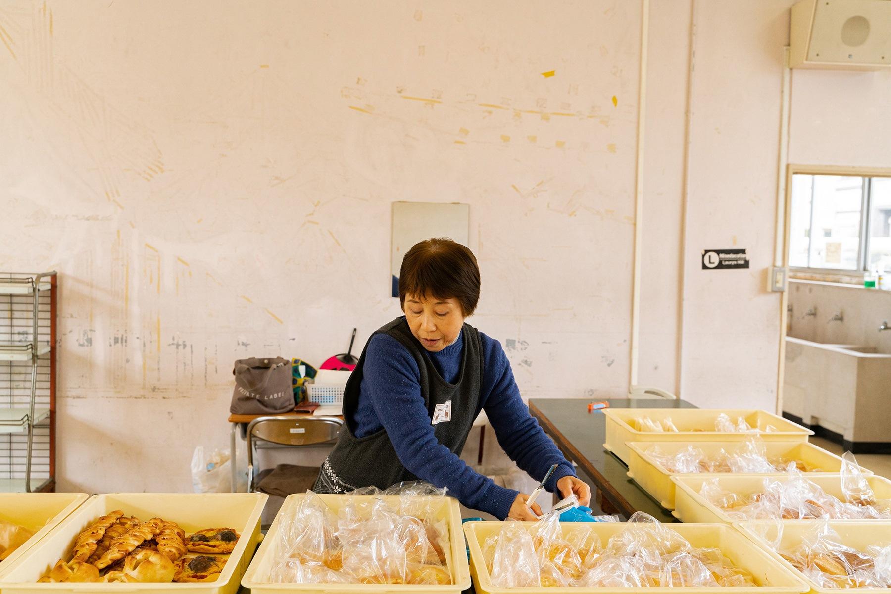 昼休みのパン販売は、体育祭の屋外と違って、学校の中だから天気を気にすることないから、お母さんの機嫌も上々。