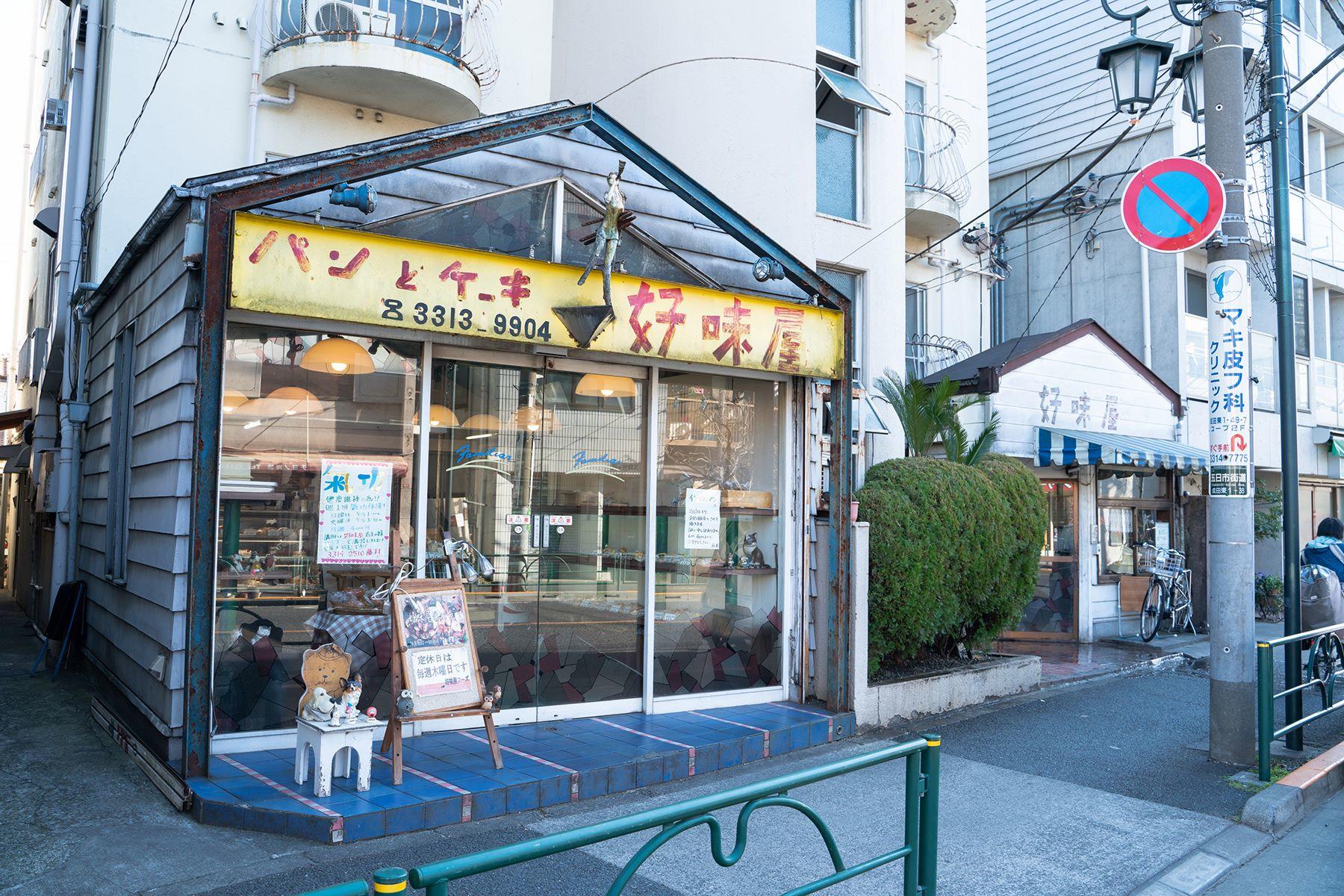 町の風景に馴染んでいる店構え。暗いうちからパンを焼いては店に並べ焼いては並べ、ケーキをせっせとつくり続ける。そのパンとケーキを待っている人がいるからね。