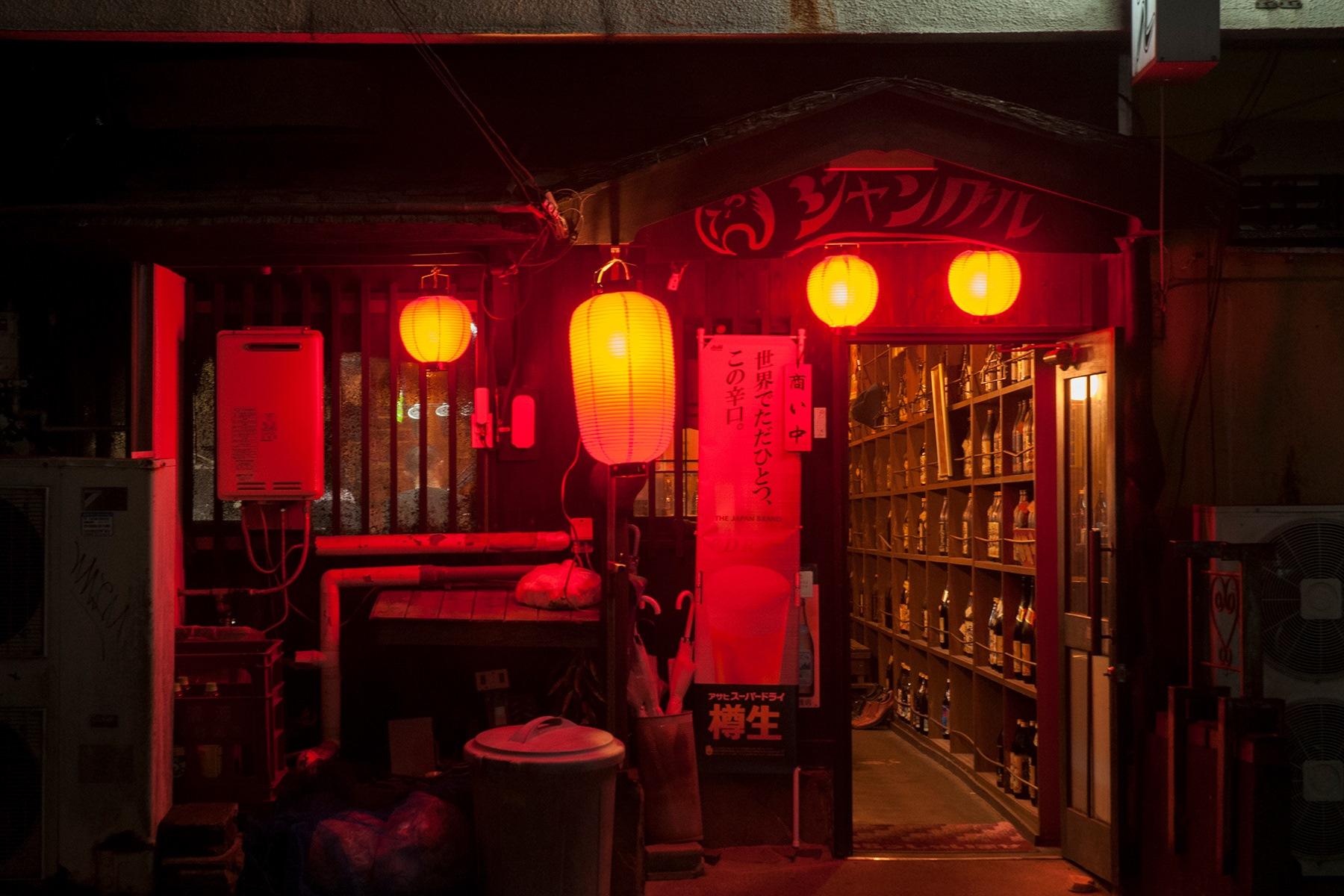 さぁ、店内へ。飲み屋のある路地には他にも数軒のおでん屋がある。