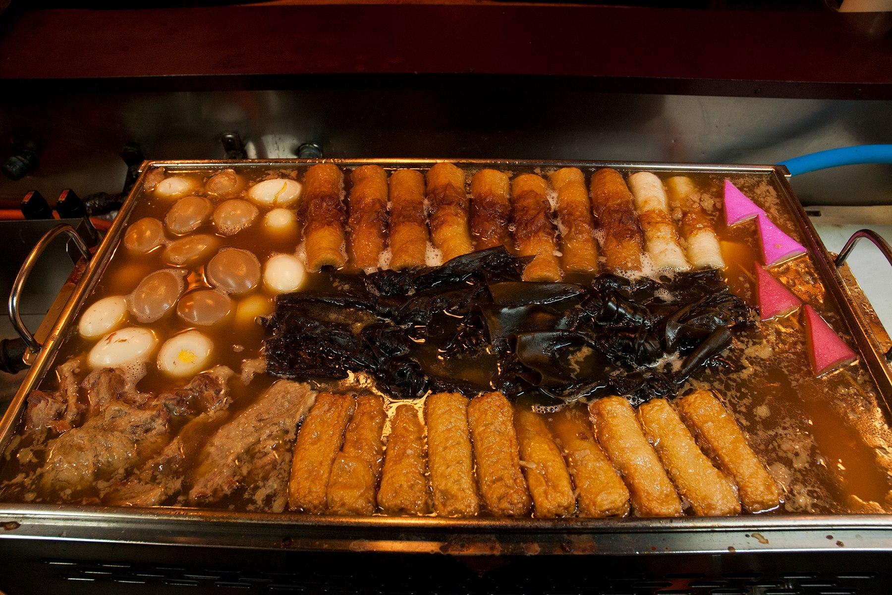 玉子に昆布にちくわにごぼ天。一見大きな違いはなさそう……?